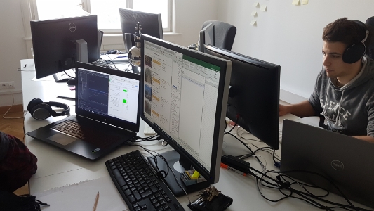 tripmakery Bürozimmer mit vielen Monitoren und Entwicklern